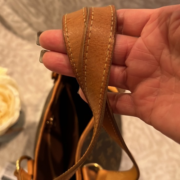 Louis Vuitton authentic Beautiful Good used condition 15x10x5”9.5”drop straps - Picture 13 of 16